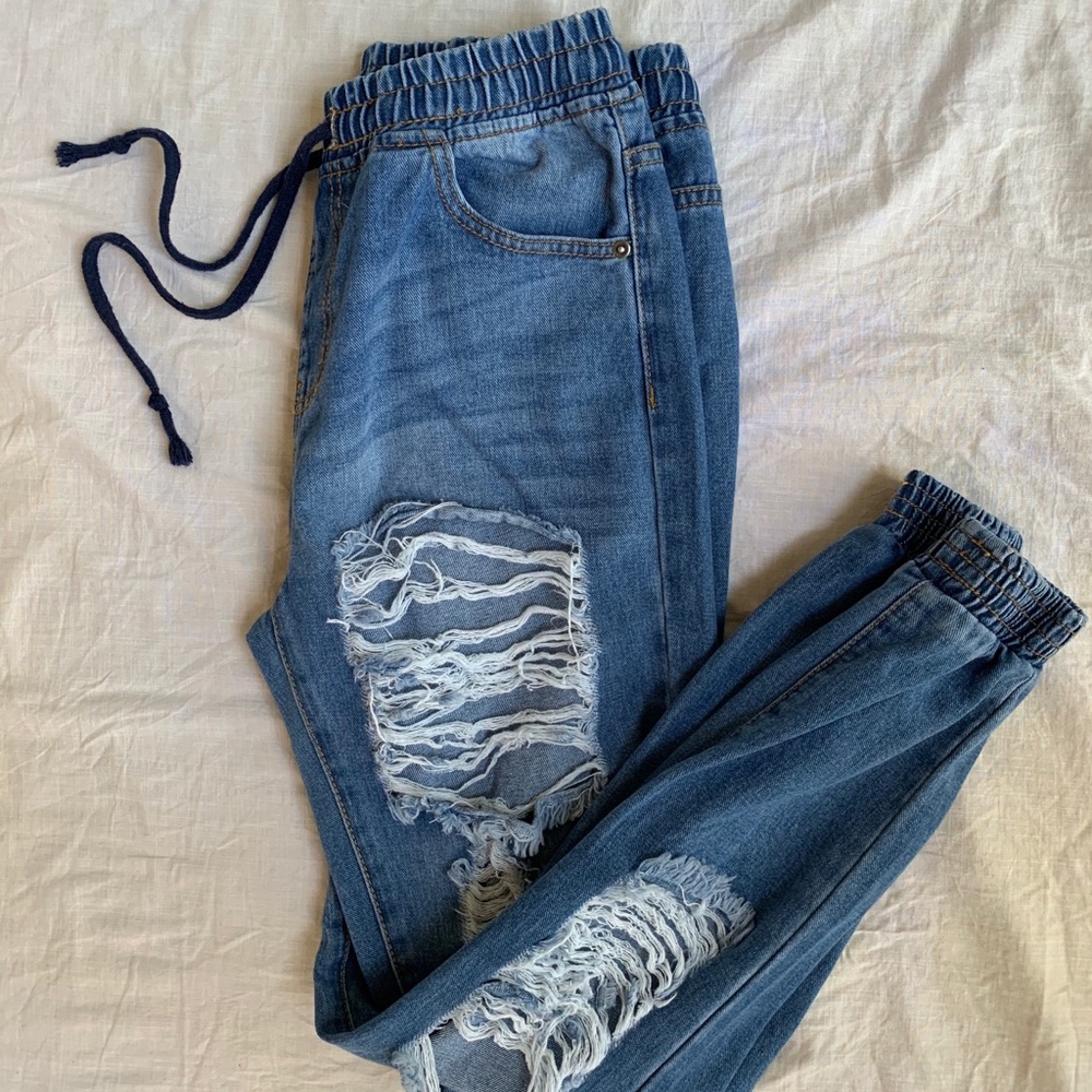 Distressed ankle jeans